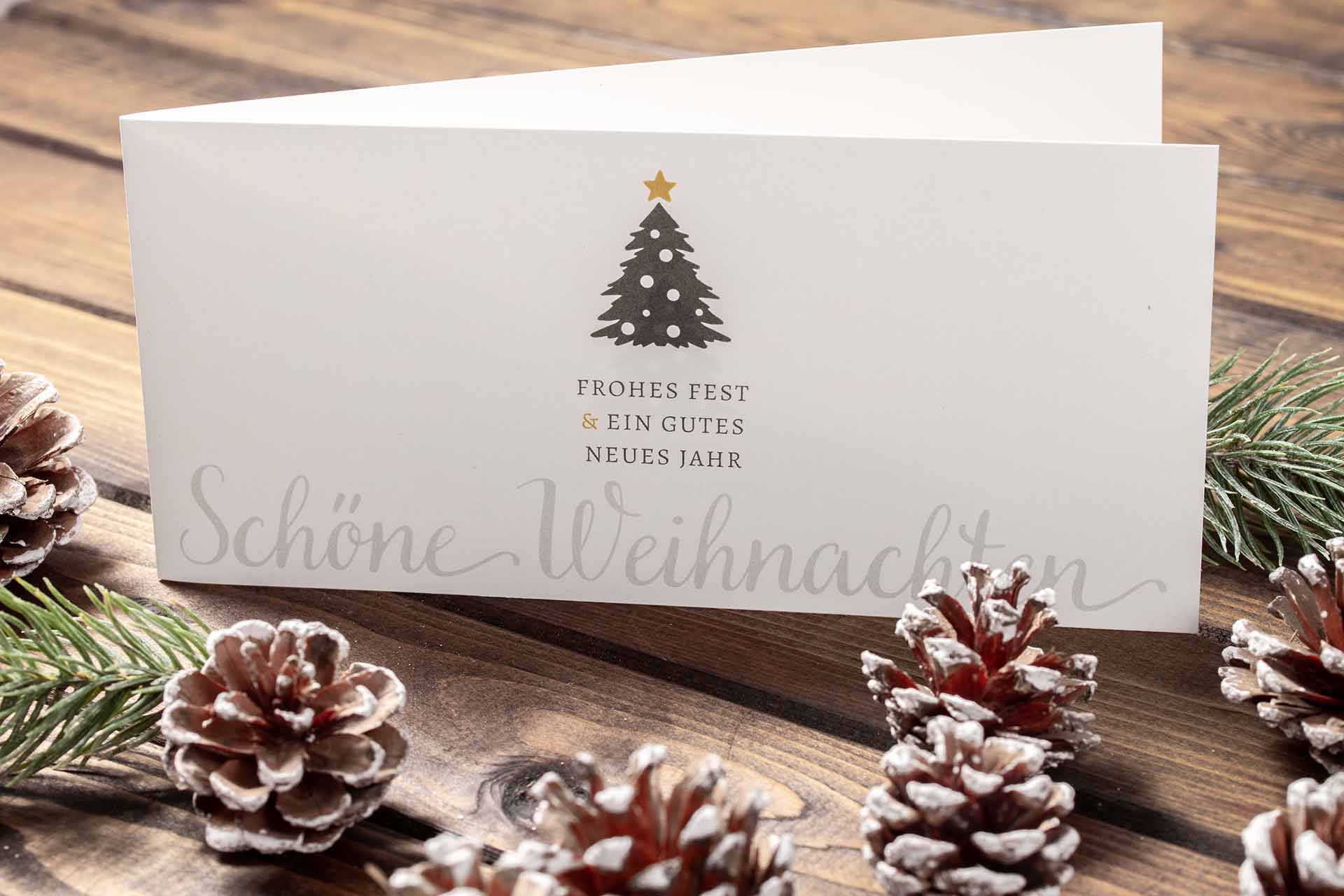 Geschäftliche Weihnachtskarte mit kleinem Weihnachtsbaum